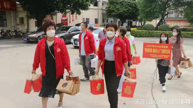 疍家棚酒楼董事长张秀玉率公司员工慰问北海市福利院孤寡老人