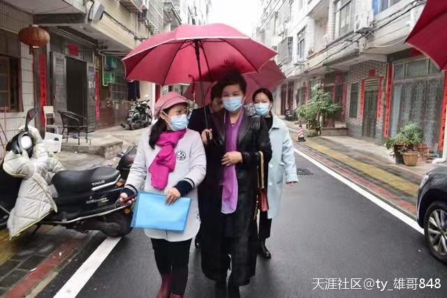 疍家棚酒楼董事长张秀玉率公司员工慰问北海市福利院孤寡老人