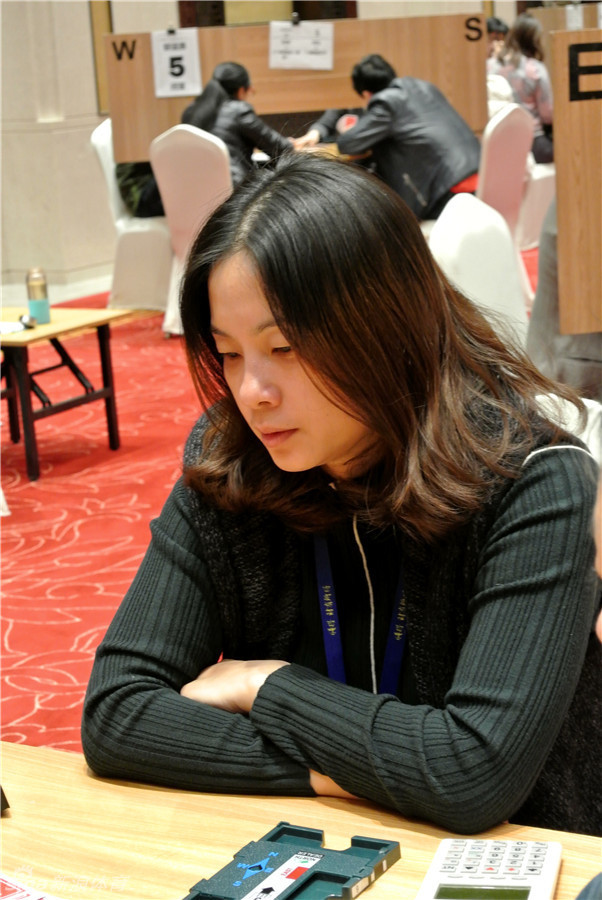 证券女(证券女分析师图片)