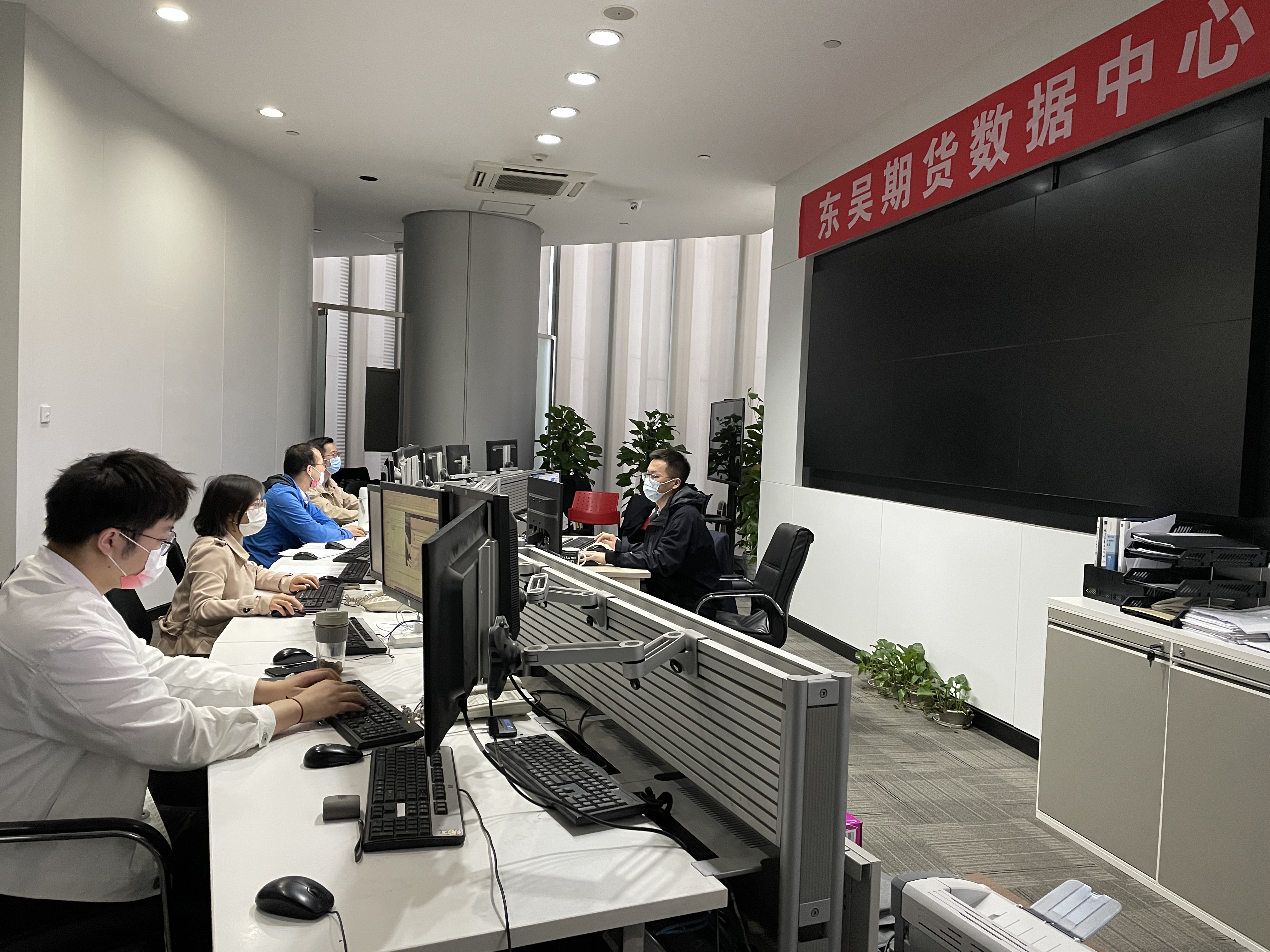 期货公司证券公司(期货公司证券公司哪个待遇好)